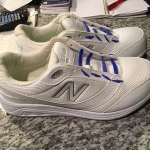 Selling a pair of new balance men 928v3’s walking shoes